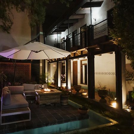 Yox Hotel Boutique Сан-Кристобаль-де-Ла-Касас Экстерьер фото The hotel's courtyard at night