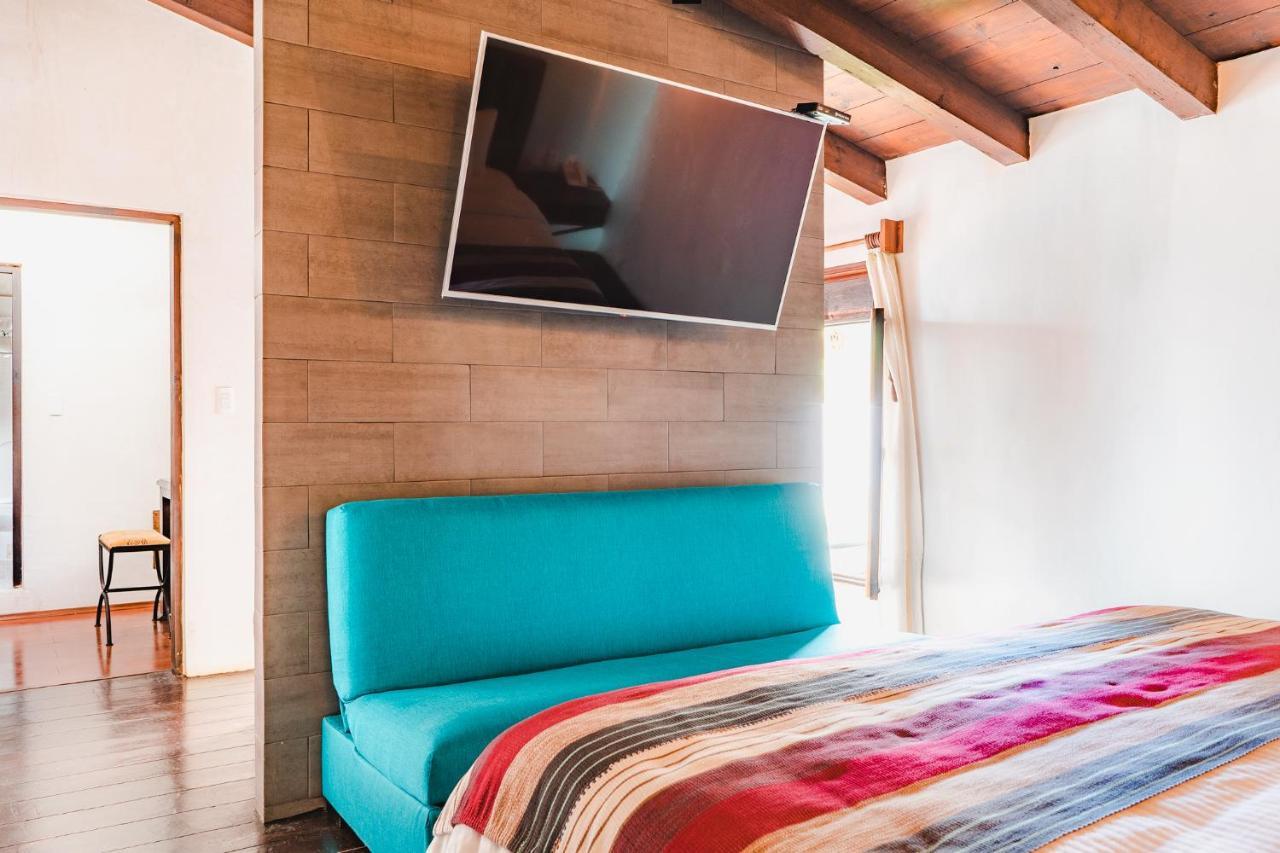 Yox Hotel Boutique Сан-Кристобаль-де-Ла-Касас Экстерьер фото A television mounted on a wall