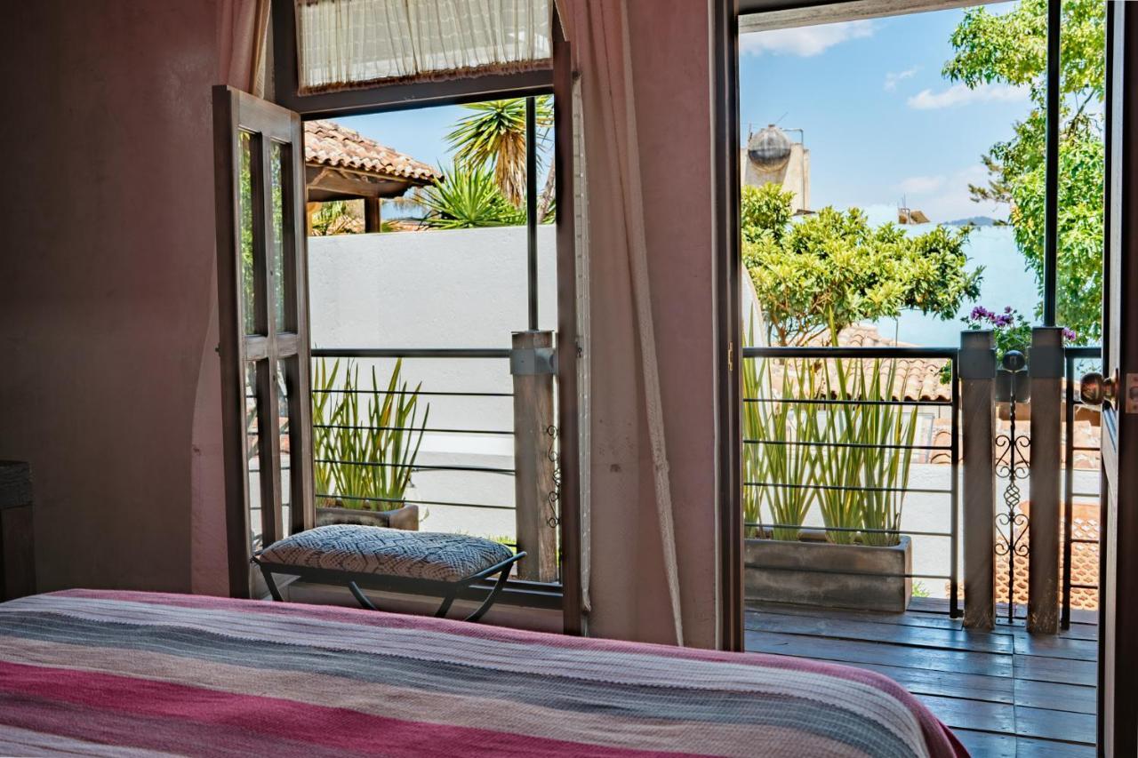 Yox Hotel Boutique Сан-Кристобаль-де-Ла-Касас Экстерьер фото A window with a view of the garden