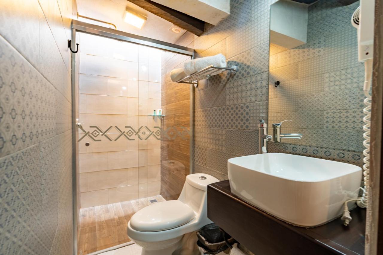 Yox Hotel Boutique Сан-Кристобаль-де-Ла-Касас Экстерьер фото Bathroom with shower enclosure